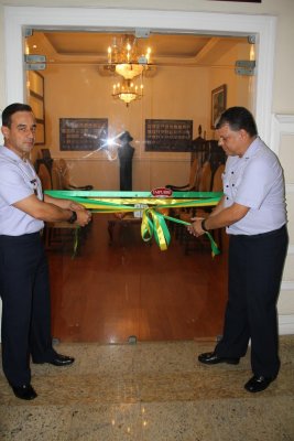 Puxando a fita da inauguração do Salão Histórico da Aviação de Transporte - Ala 11